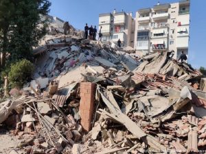 Contabilizan 51 muertos y 900 heridos tras terremoto en Turquía