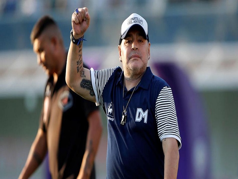 Maradona evoluciona satisfactoriamente tras su operación por hematoma en la cabeza