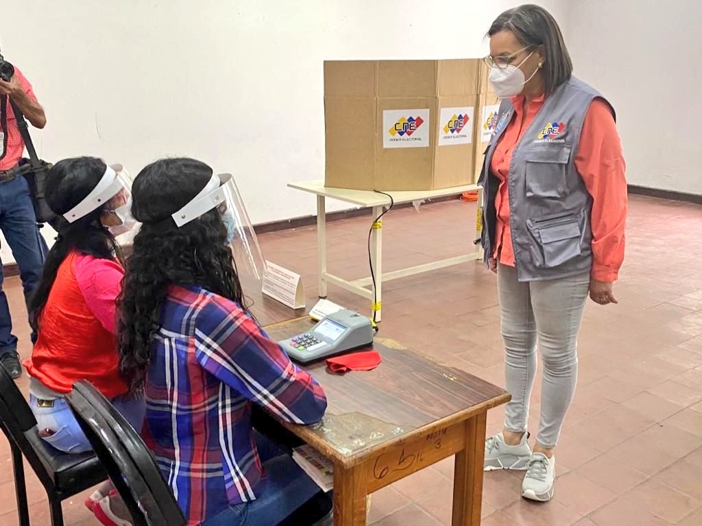 Presidenta del CNE verifica normal inicio de segundo simulacro nacional de votación