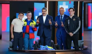 Con Maduro + °74