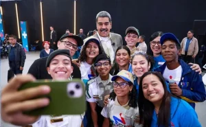 Con Maduro + °75