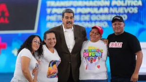 Con Maduro + °76