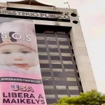 Exigen Liberación de Niña Venezolana Secuestrada en EE. UU. con Gigantografía en el MP