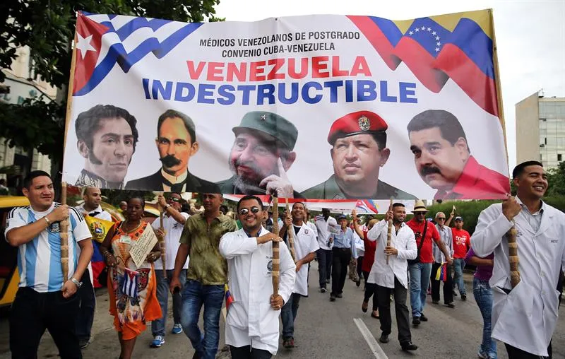 Pueblo cubano marchando por Venezuela