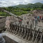 Continúan obras de rehabilitación vial y canalización de ríos en el estado Sucre
