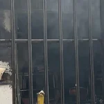Bomberos de La Guaira Controlan Incendios en Comercios de Catia La Mar