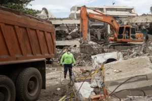Mantienen obras de remoción