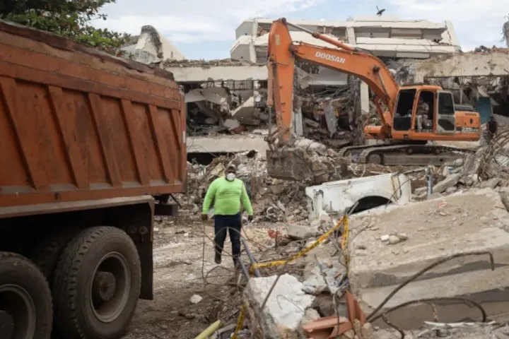 Mantienen obras de remoción